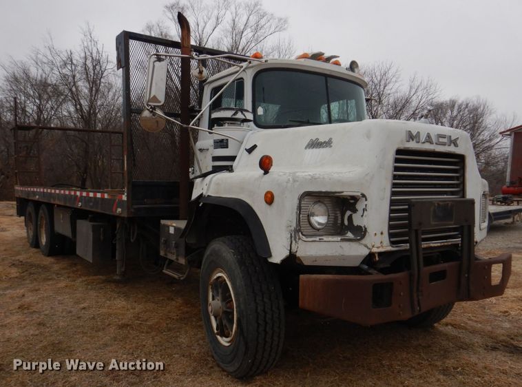image for item IM9627 1992 Mack DM690S  flatbed truck