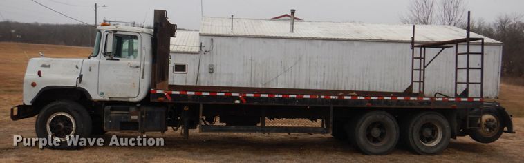 image for item IM9627 1992 Mack DM690S  flatbed truck