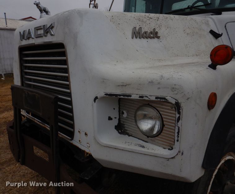 image for item IM9627 1992 Mack DM690S  flatbed truck