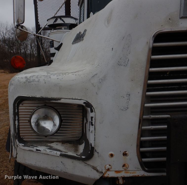 image for item IM9627 1992 Mack DM690S  flatbed truck
