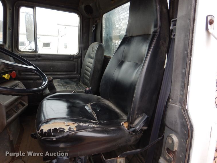 image for item IM9627 1992 Mack DM690S  flatbed truck