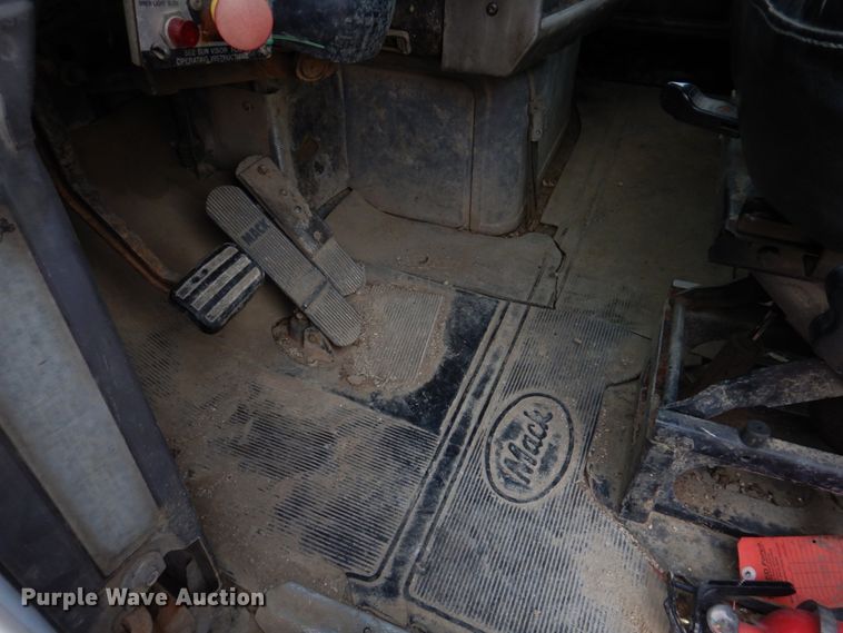 image for item IM9627 1992 Mack DM690S  flatbed truck