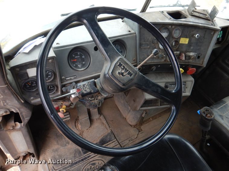 image for item IM9627 1992 Mack DM690S  flatbed truck