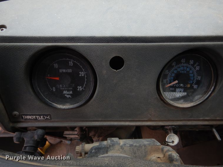 image for item IM9627 1992 Mack DM690S  flatbed truck