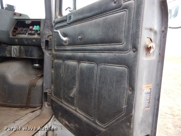 image for item IM9627 1992 Mack DM690S  flatbed truck