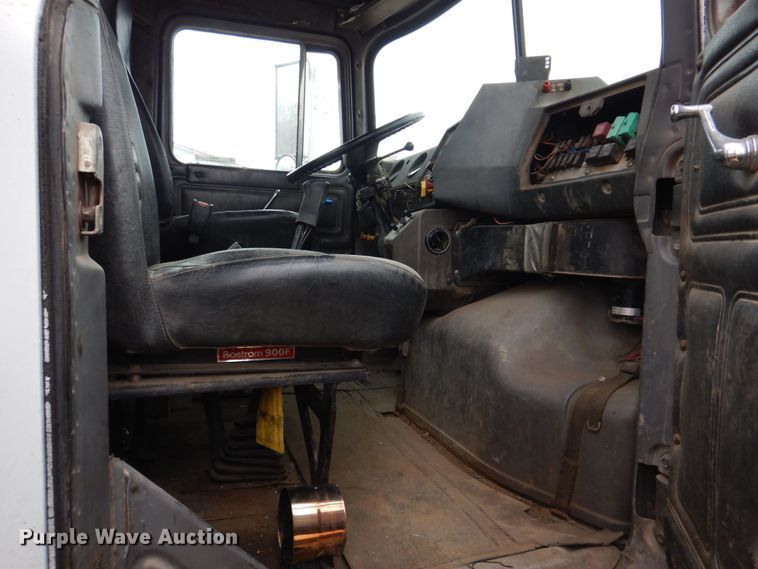 image for item IM9627 1992 Mack DM690S  flatbed truck