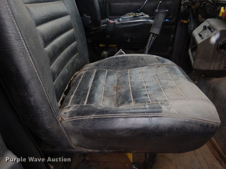 image for item IM9627 1992 Mack DM690S  flatbed truck