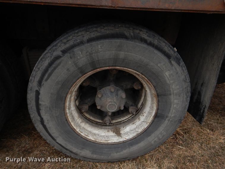 image for item IM9627 1992 Mack DM690S  flatbed truck