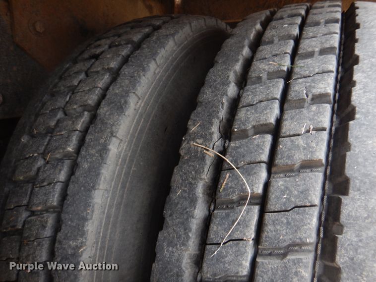 image for item IM9627 1992 Mack DM690S  flatbed truck