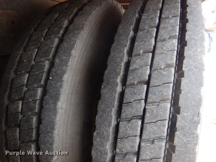 image for item IM9627 1992 Mack DM690S  flatbed truck