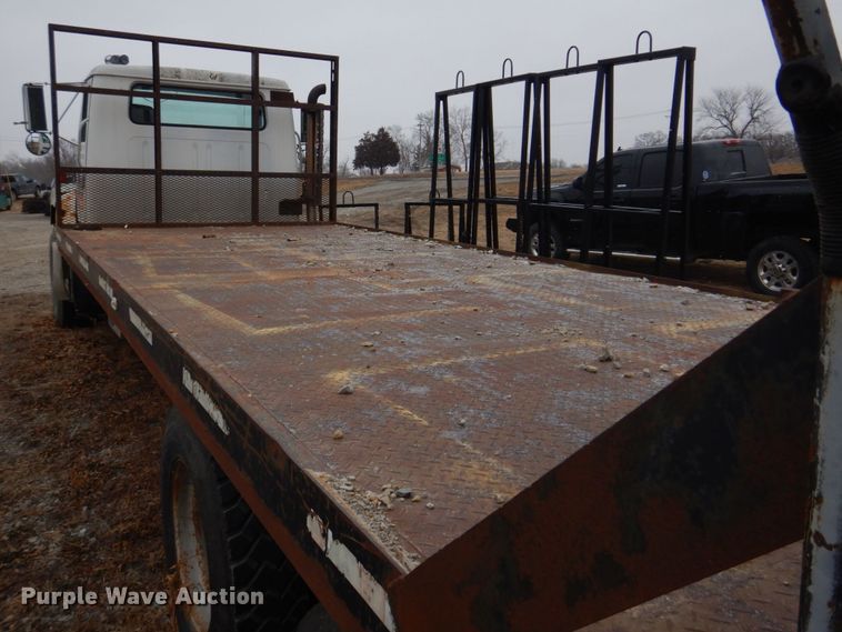 image for item IM9628 1986 International F2674  crane truck