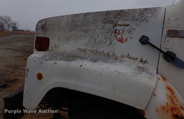 image for item IM9628 1986 International F2674  crane truck