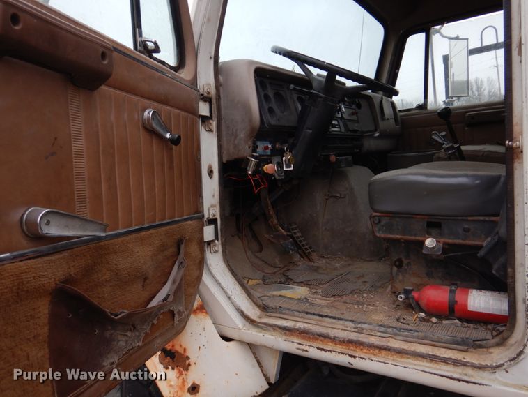 image for item IM9628 1986 International F2674  crane truck