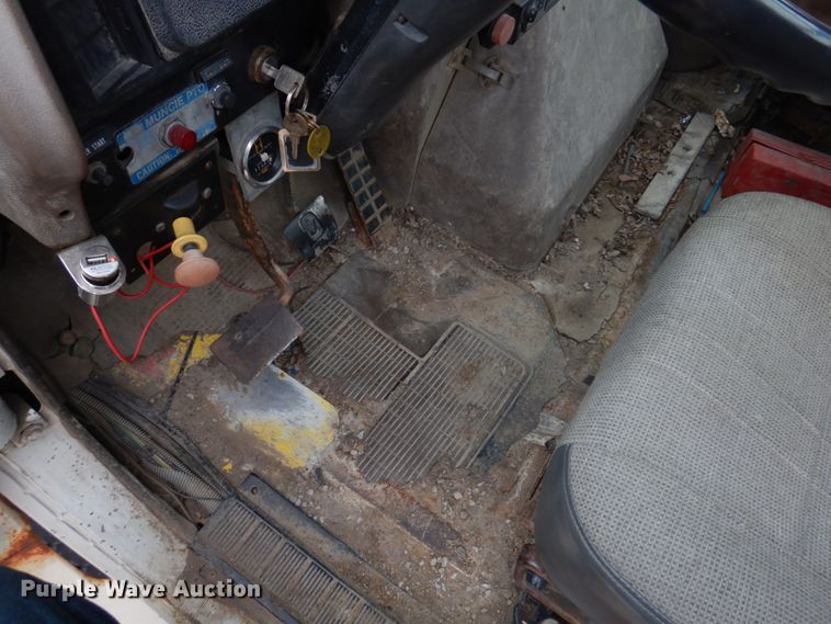 image for item IM9628 1986 International F2674  crane truck