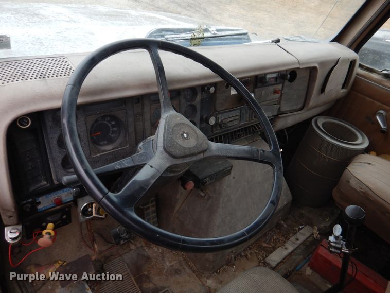 image for item IM9628 1986 International F2674  crane truck