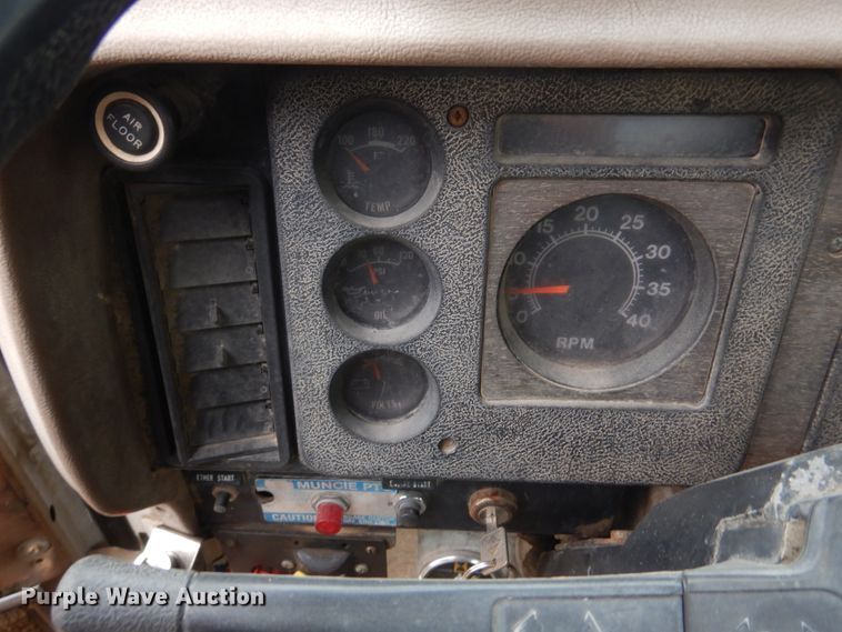 image for item IM9628 1986 International F2674  crane truck