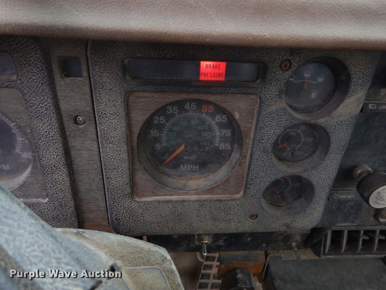 image for item IM9628 1986 International F2674  crane truck