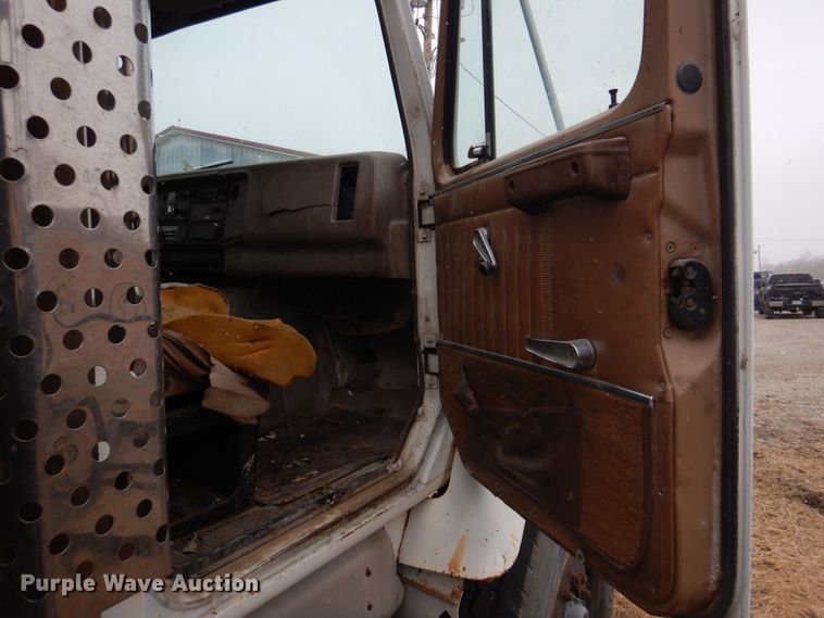 image for item IM9628 1986 International F2674  crane truck