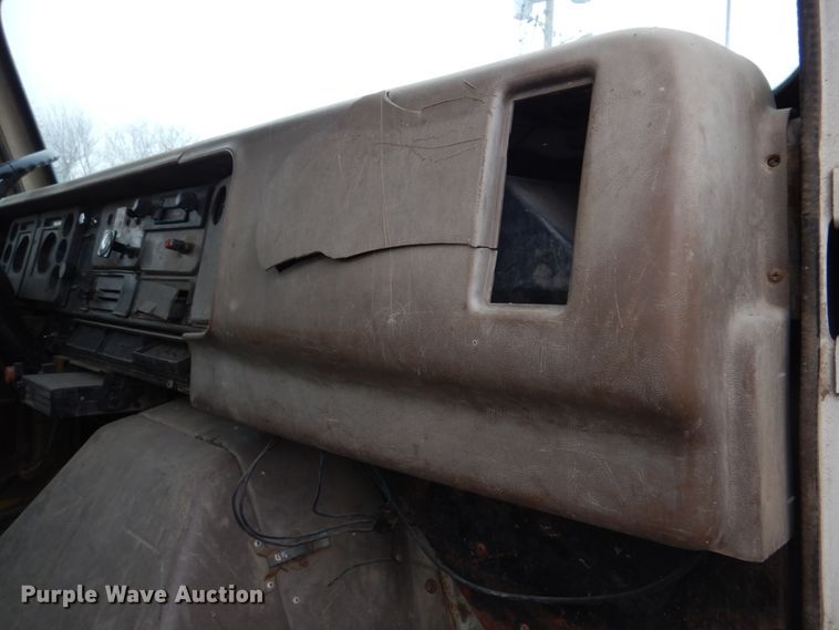 image for item IM9628 1986 International F2674  crane truck