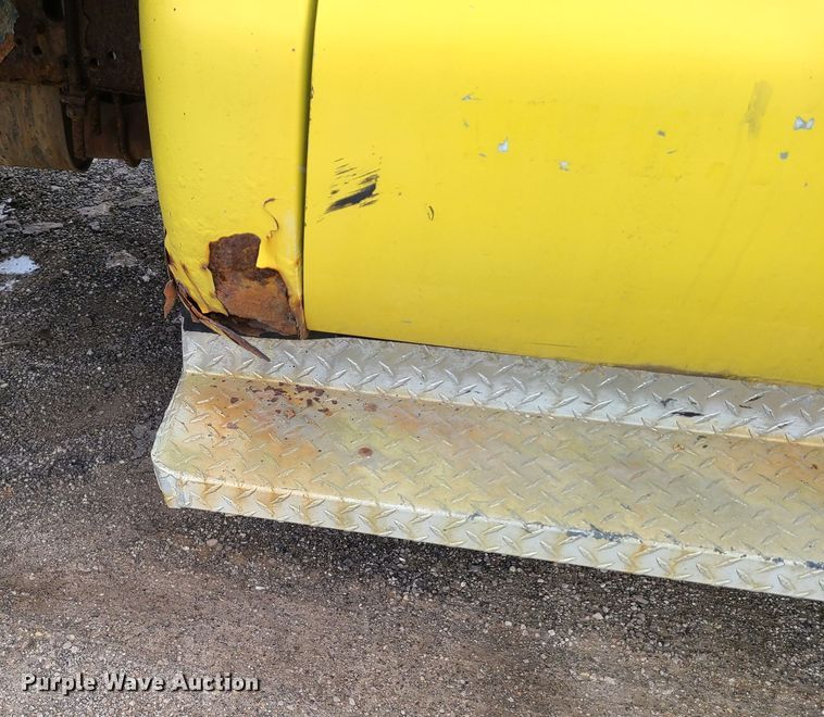 image for item IM9776 2004 Ford F450 Super Duty XL  flatbed truck