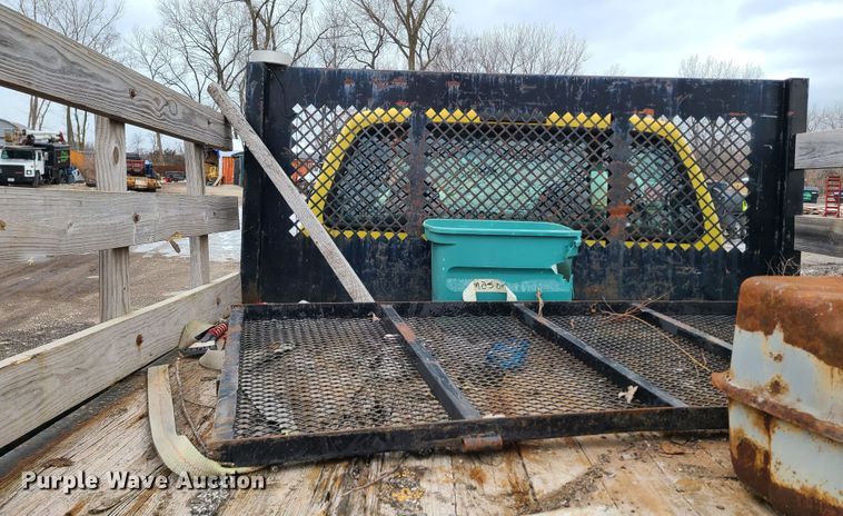 image for item IM9776 2004 Ford F450 Super Duty XL  flatbed truck