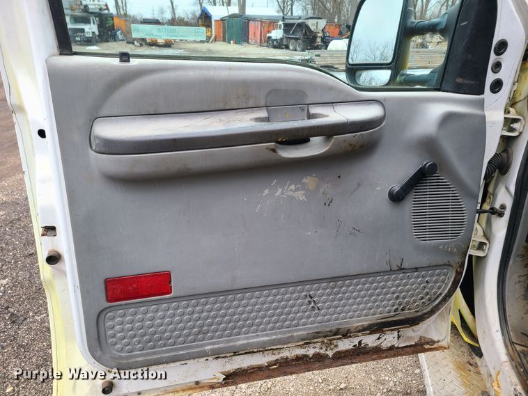 image for item IM9776 2004 Ford F450 Super Duty XL  flatbed truck