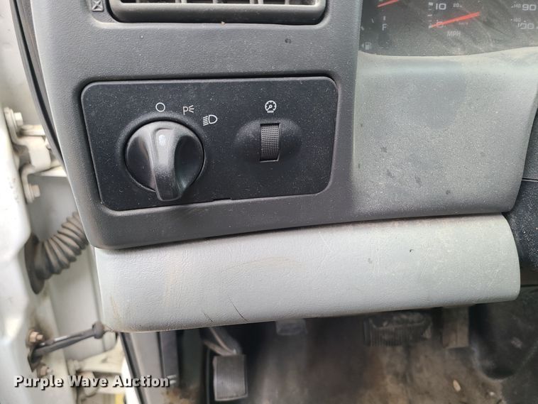 image for item IM9776 2004 Ford F450 Super Duty XL  flatbed truck