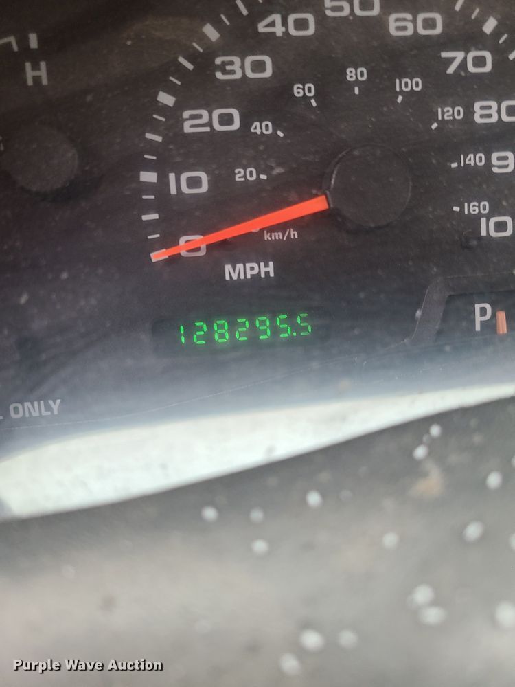 image for item IM9776 2004 Ford F450 Super Duty XL  flatbed truck