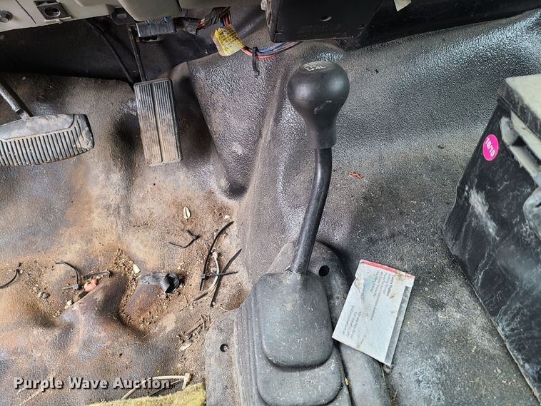 image for item IM9776 2004 Ford F450 Super Duty XL  flatbed truck