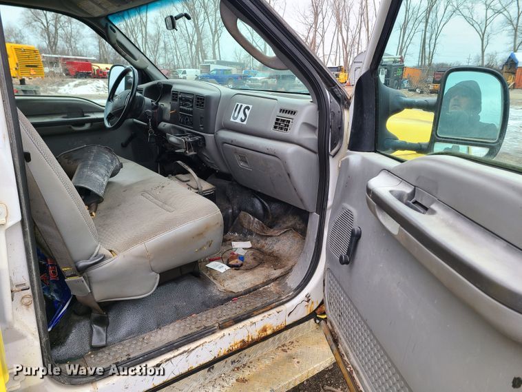 image for item IM9776 2004 Ford F450 Super Duty XL  flatbed truck