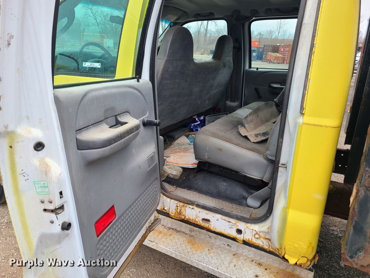 image for item IM9776 2004 Ford F450 Super Duty XL  flatbed truck