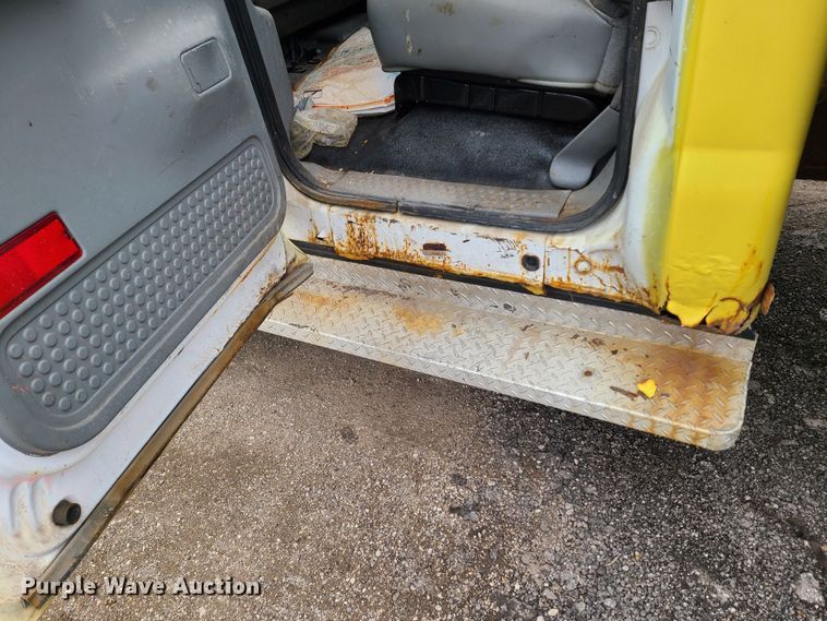 image for item IM9776 2004 Ford F450 Super Duty XL  flatbed truck