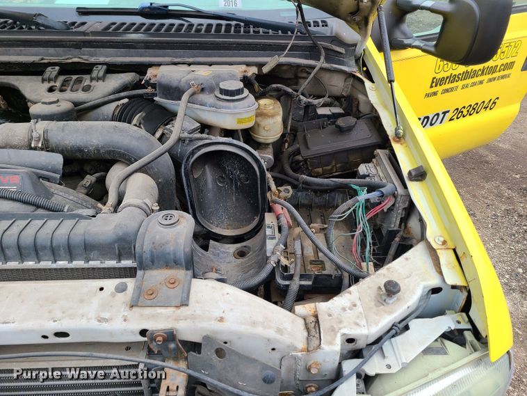 image for item IM9776 2004 Ford F450 Super Duty XL  flatbed truck