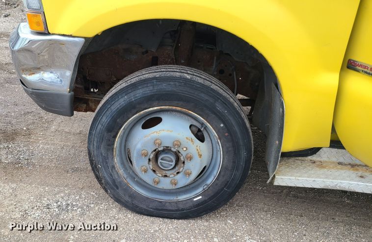 image for item IM9776 2004 Ford F450 Super Duty XL  flatbed truck