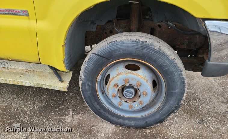 image for item IM9776 2004 Ford F450 Super Duty XL  flatbed truck