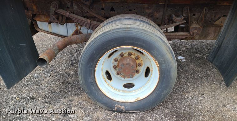 image for item IM9776 2004 Ford F450 Super Duty XL  flatbed truck