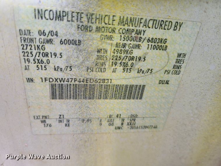 image for item IM9776 2004 Ford F450 Super Duty XL  flatbed truck