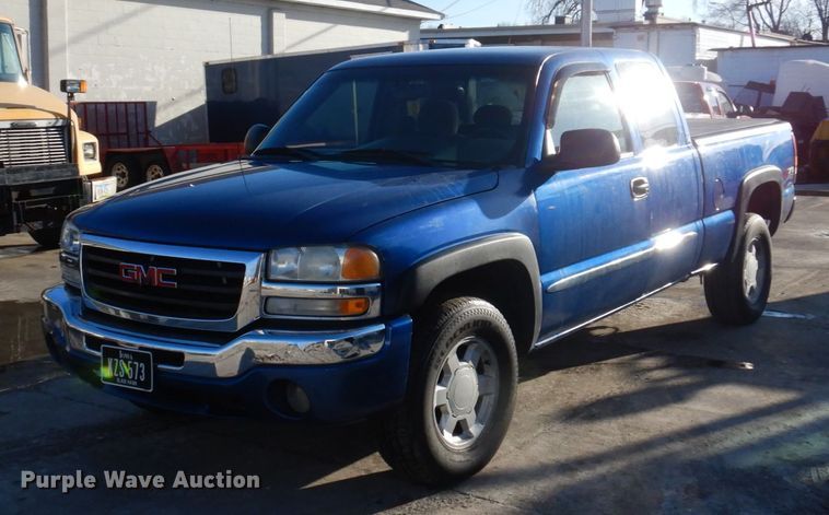 image for item IM9787 2004 GMC Sierra 1500  Ext. Cab pickup truck