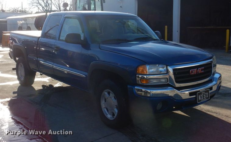 image for item IM9787 2004 GMC Sierra 1500  Ext. Cab pickup truck