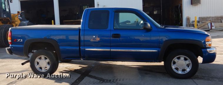 image for item IM9787 2004 GMC Sierra 1500  Ext. Cab pickup truck