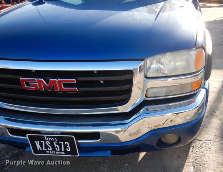 image for item IM9787 2004 GMC Sierra 1500  Ext. Cab pickup truck