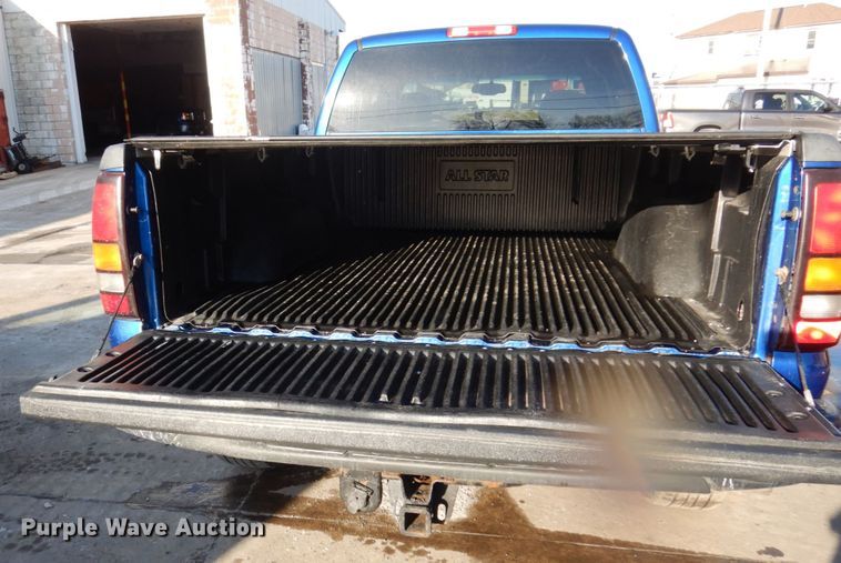 image for item IM9787 2004 GMC Sierra 1500  Ext. Cab pickup truck