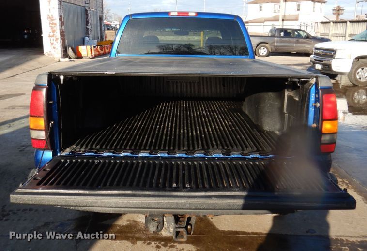 image for item IM9787 2004 GMC Sierra 1500  Ext. Cab pickup truck