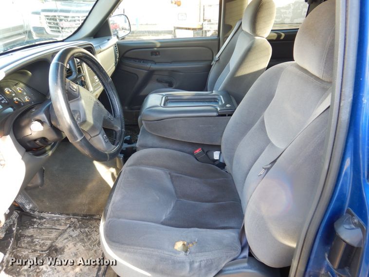 image for item IM9787 2004 GMC Sierra 1500  Ext. Cab pickup truck