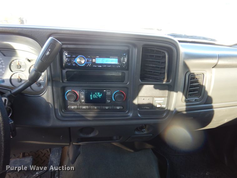 image for item IM9787 2004 GMC Sierra 1500  Ext. Cab pickup truck