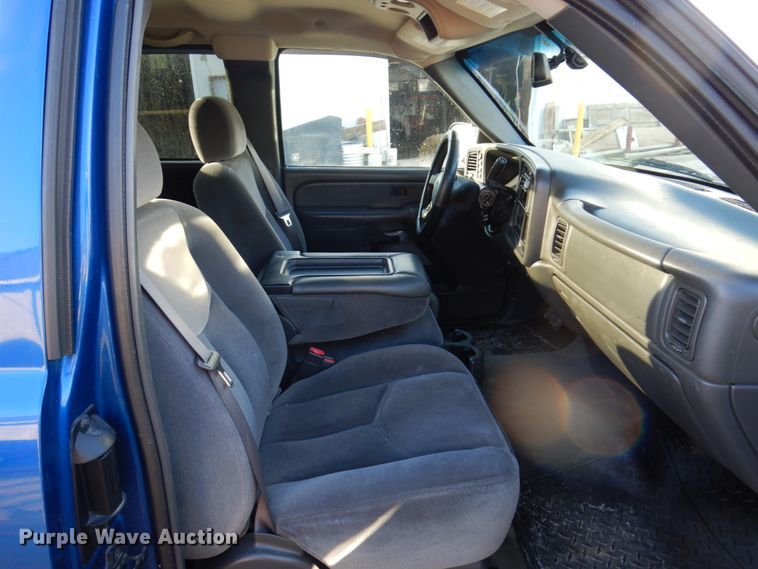 image for item IM9787 2004 GMC Sierra 1500  Ext. Cab pickup truck