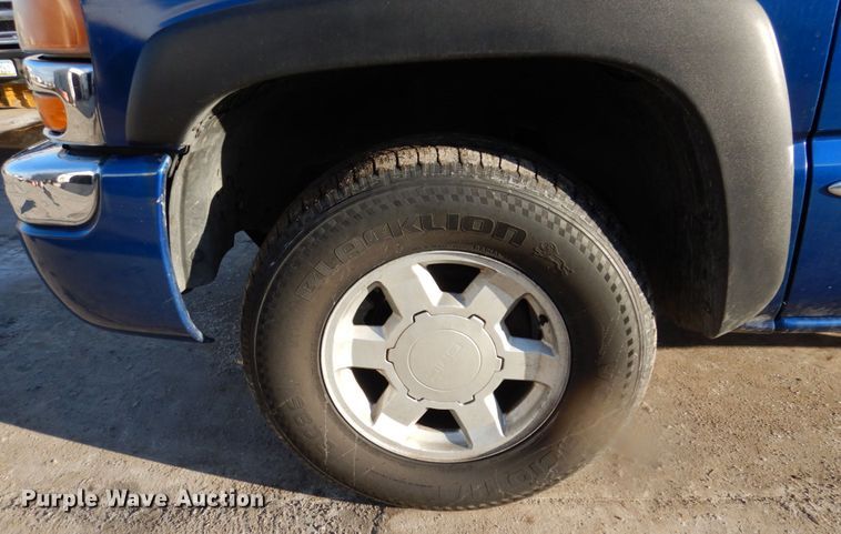 image for item IM9787 2004 GMC Sierra 1500  Ext. Cab pickup truck