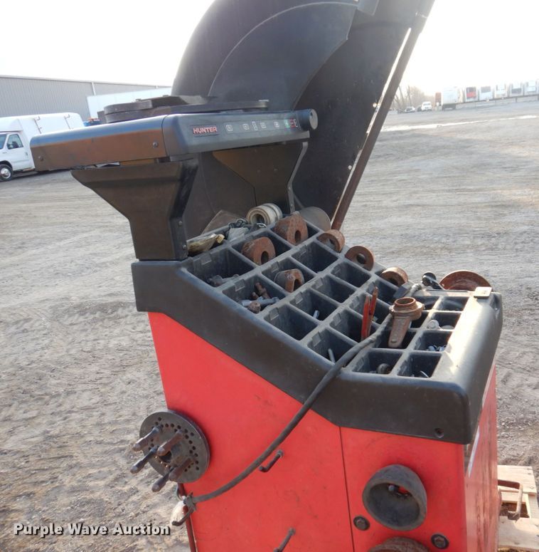 image for item IM9814 Hunter GSP 9700  tire balance machine