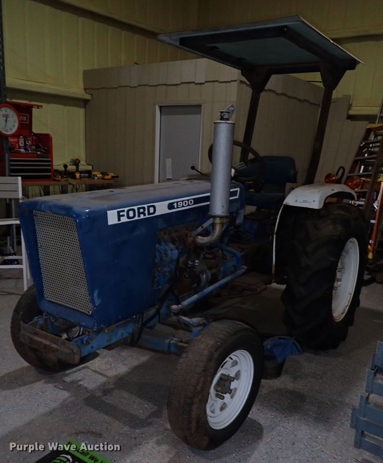 image for item IS9475 Ford 1900  tractor