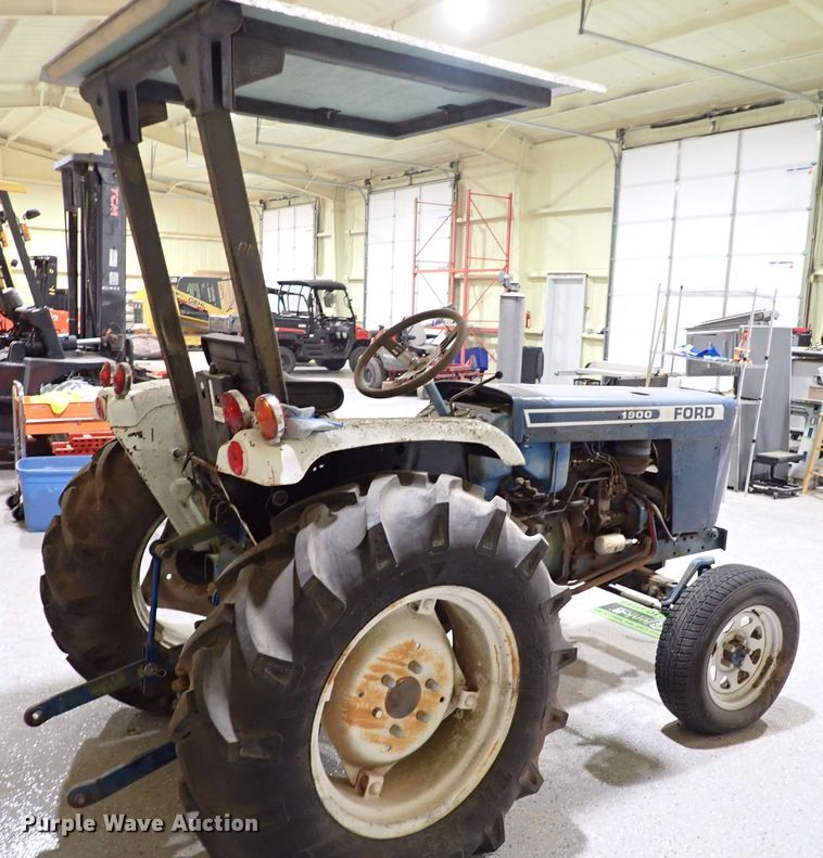 image for item IS9475 Ford 1900  tractor